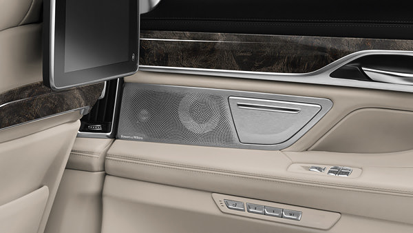 7-series-sedan-comfort-soundsystem-02.jpg